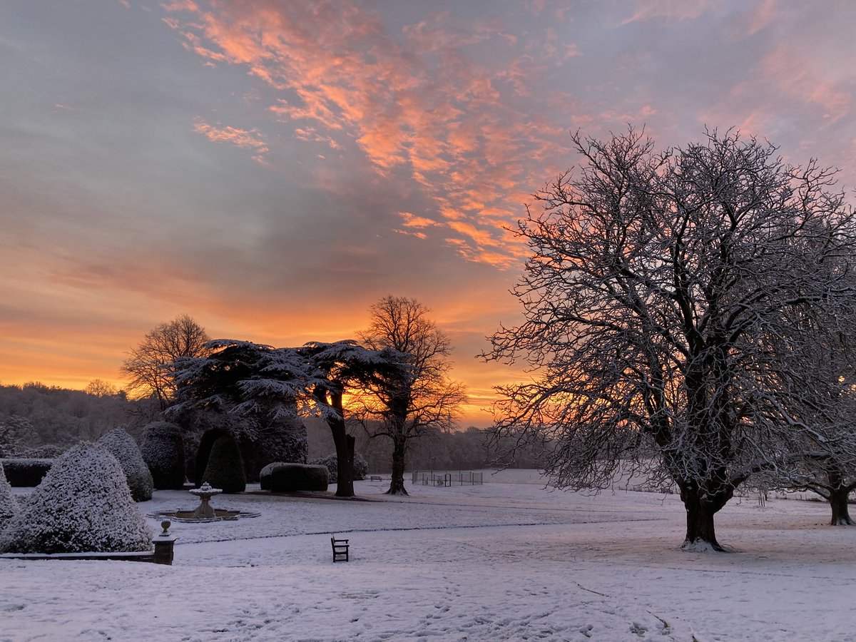 KeeleUniversity's tweet photo. A beautiful start to the week ❄️ 

📸 @wallersaur #KeeleSnow https://t.co/VP8WduBHdW