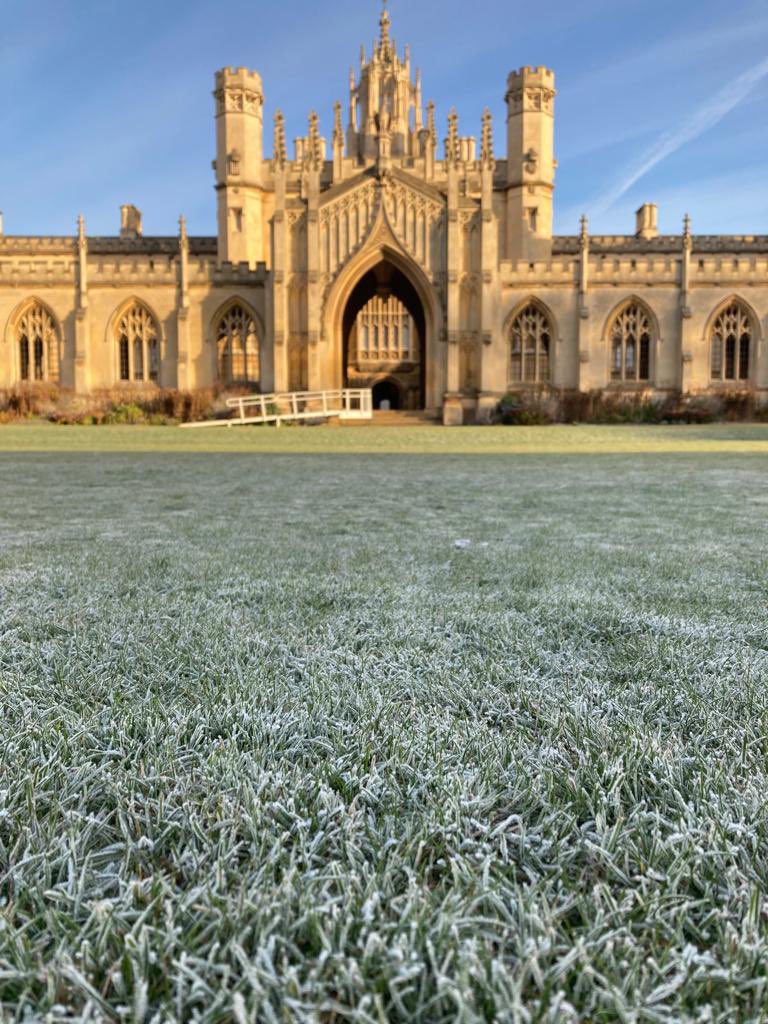 stjohnscam's tweet photo. A frosty start to the final week of term @Cambridge_Uni 

📸 David Austrin, Head Gardener. 

#frost #stjohnscollege #thisisjohns https://t.co/RatAKdSQRC