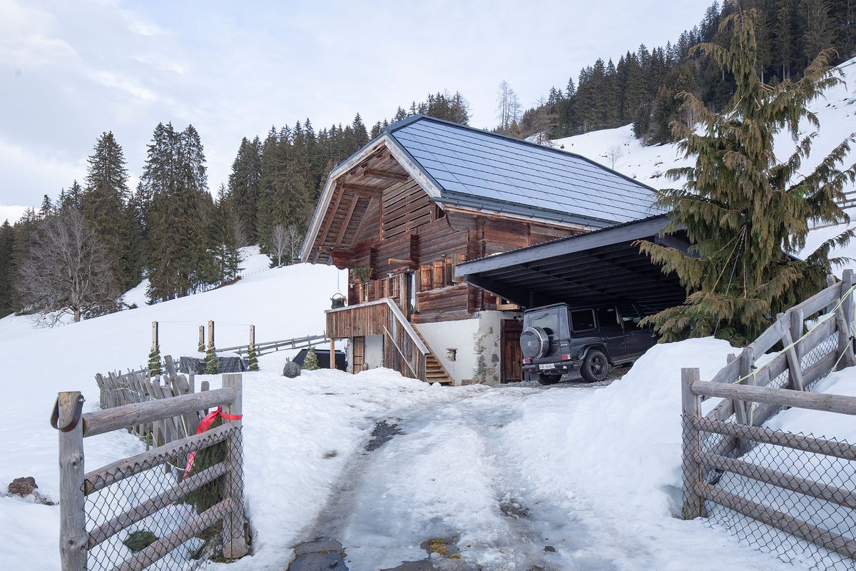 3ssolarswiss's tweet photo. Es schneielet, es beielet,
es geit en chüehle Wind.
Über äs #MegaSlate Solardach,
fröit sech jedes Chind! https://t.co/vWJmDwr4uT