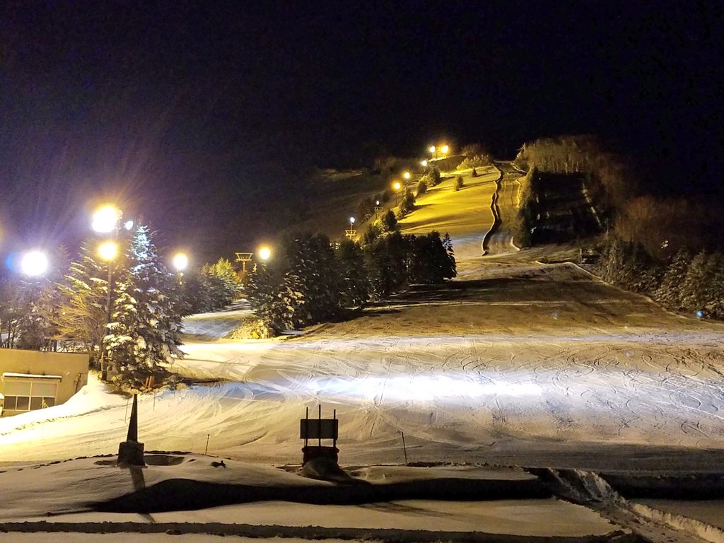 shiga_resort's tweet photo. 少しでも滑走範囲が広がるよう夜を徹しての降雪作業が今夜も始まりました！ https://t.co/cd3DHyqegn