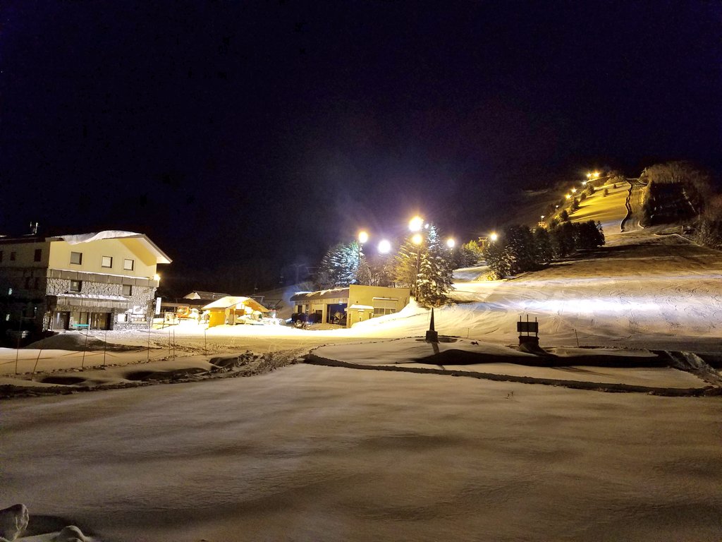 shiga_resort's tweet photo. 少しでも滑走範囲が広がるよう夜を徹しての降雪作業が今夜も始まりました！ https://t.co/cd3DHyqegn