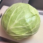 キャベツって刻むのが大変じゃないですか。もう葉を剥がさず丸ごとをくし形に切って煮物にするのも一案。