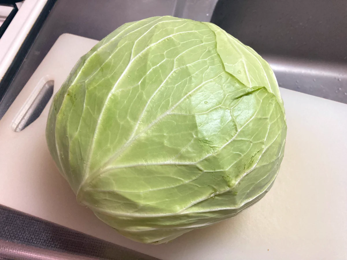 キャベツって刻むのが大変じゃないですか。もう葉を剥がさず丸ごとをくし形に切って煮物にするのも一案。