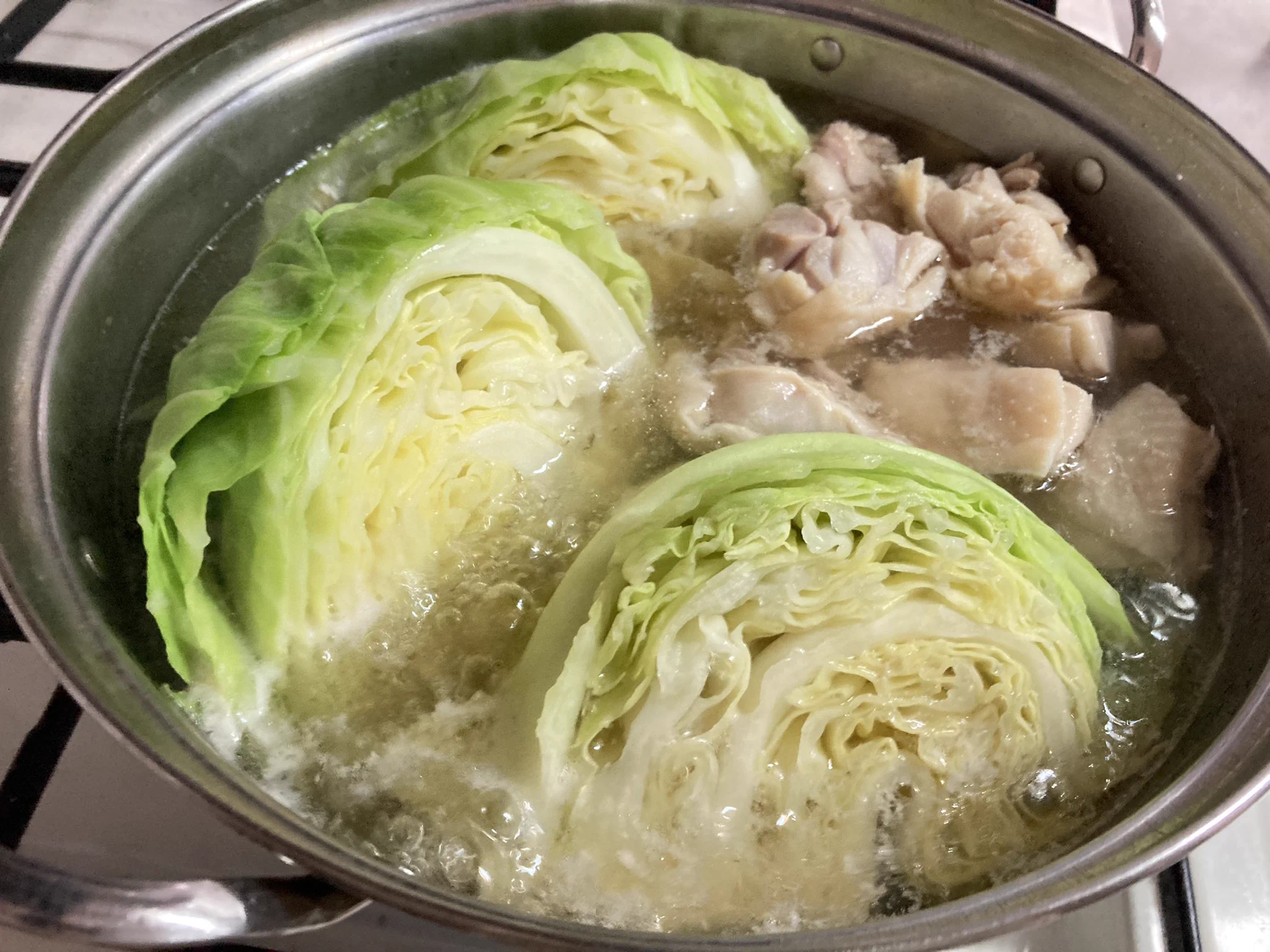 キャベツって刻むのが大変じゃないですか。もう葉を剥がさず丸ごとをくし形に切って煮物にするのも一案。