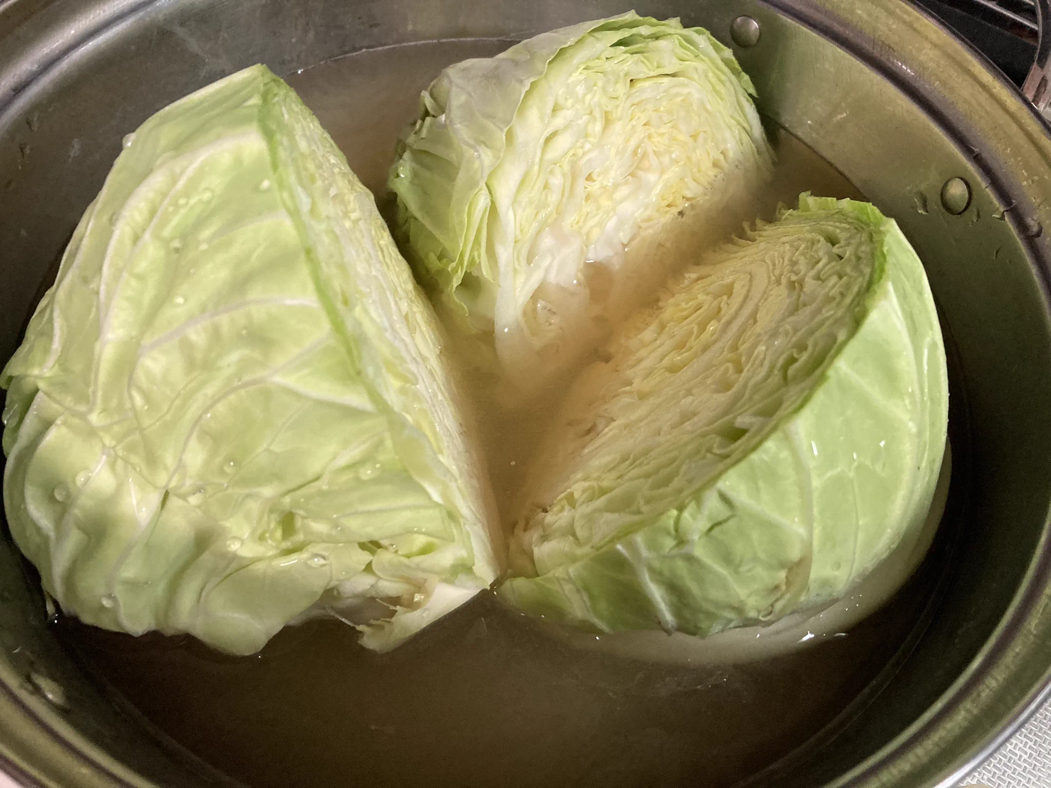 キャベツって刻むのが大変じゃないですか。もう葉を剥がさず丸ごとをくし形に切って煮物にするのも一案。