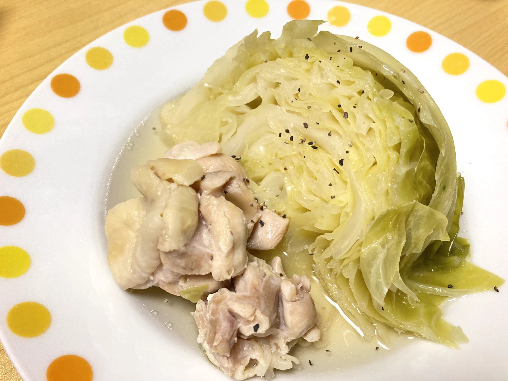 キャベツって刻むのが大変じゃないですか。もう葉を剥がさず丸ごとをくし形に切って煮物にするのも一案。