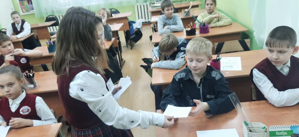 29 ноябоя в 4 классе школы "Гармония" активисты отряда ЮИД "Дорожный патруль" рассказали одноклассникам о безопасном движении и вручили памятки "Соблюдай ПДД", которые сами разработали и напечатали.