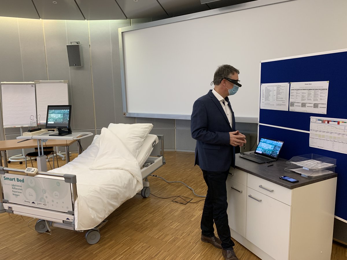 HealthCare_HCL's tweet photo. @profclausen testet den #Demonstrator des @BMBF_Bund Verbundprojekts #DigitalerEngel am @FraunhoferIML zur Stärkung der #Interaktionsarbeit von #Pflegekräften im Arbeitsalltag mittels #digitaler #Assistenzsysteme https://t.co/CivlS03jOb