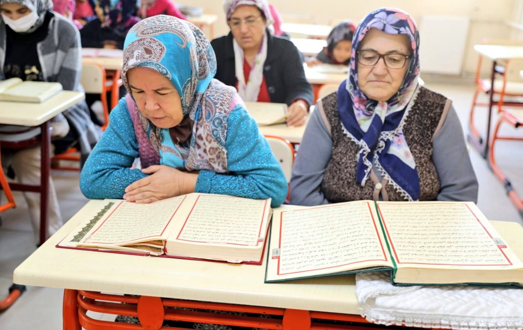 yuregirbld's tweet photo. Kültürevlerimizde hayat var! 📚

Çetin Topçuoğlu Kültürevi'mize gelen komşularımız Elifba, Kur'an-ı Kerim ve İlmihal dersleri alıyor. 

📍Levent Mahallesi https://t.co/PI5UqVcmS5