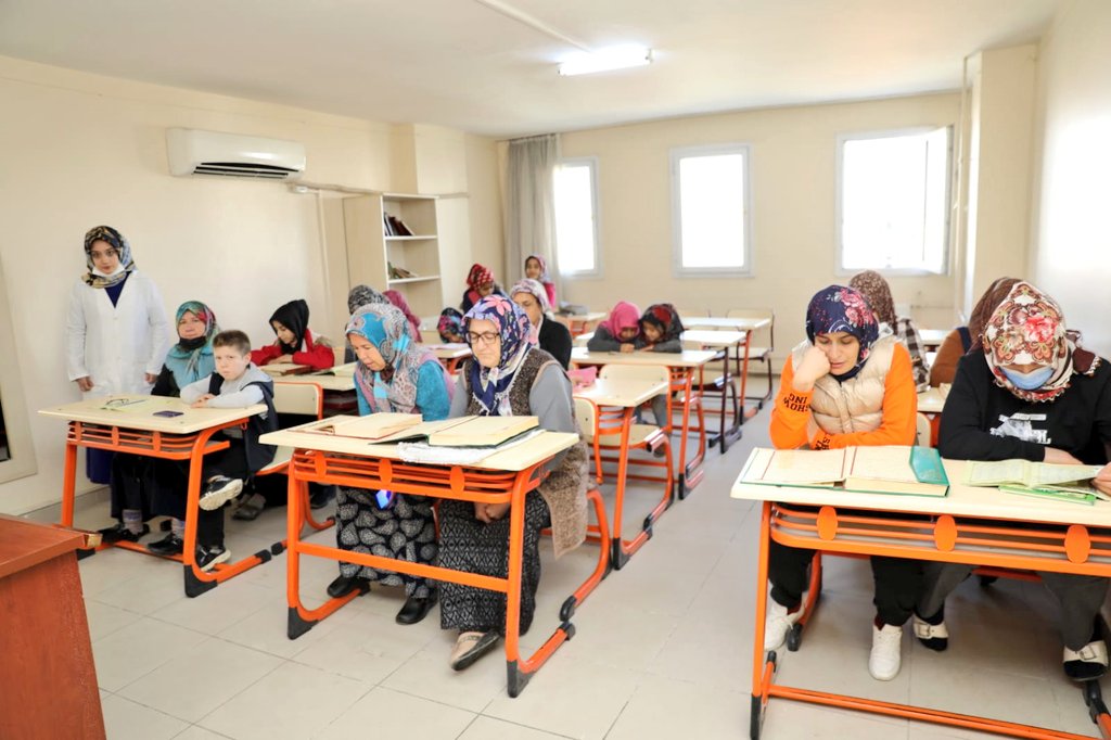 yuregirbld's tweet photo. Kültürevlerimizde hayat var! 📚

Çetin Topçuoğlu Kültürevi'mize gelen komşularımız Elifba, Kur'an-ı Kerim ve İlmihal dersleri alıyor. 

📍Levent Mahallesi https://t.co/PI5UqVcmS5