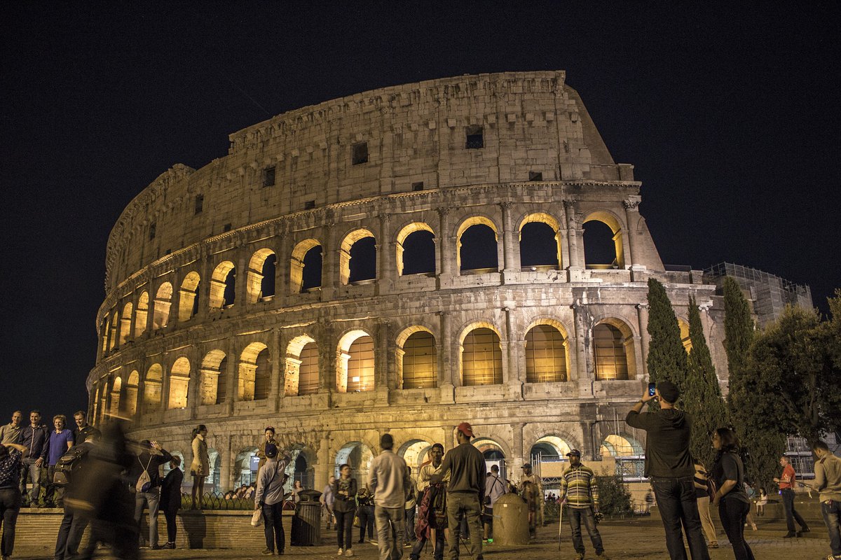 Una giornata intera, dall'alba al tramonto, al Colosseo era un grande evento, che coincideva di solito con una ricorrenza: una festività, un anniversario, la vittoria in una guerra. I giochi erano pubblicizzati sui muri di Roma, ma anche di tutte le roma4u.it/foto/monumenti…
