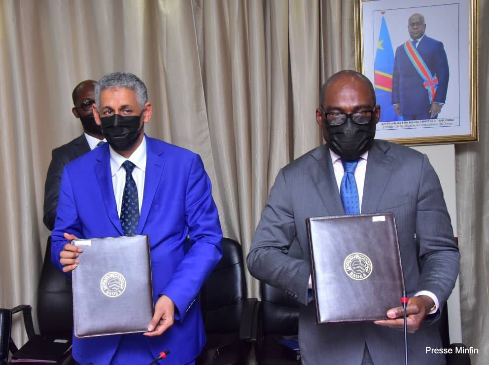badeabank's tweet photo. En marge du #DRCBusinessForum le Directeur Général de la @badeabank Dr Sidi Ould Tah et @nskazadi Ministre des finances de la RDC ont signé un accord de prêt de $50 millions pour financer 14 artères de voirie urbaine de #Kinshasa.
#BADEA2030 #ArabAid https://t.co/ud6LHnYQgf