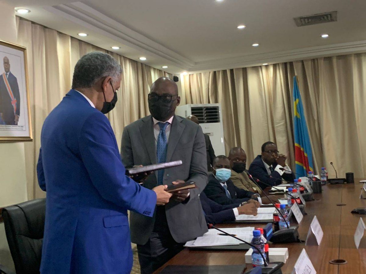badeabank's tweet photo. En marge du #DRCBusinessForum le Directeur Général de la @badeabank Dr Sidi Ould Tah et @nskazadi Ministre des finances de la RDC ont signé un accord de prêt de $50 millions pour financer 14 artères de voirie urbaine de #Kinshasa.
#BADEA2030 #ArabAid https://t.co/ud6LHnYQgf