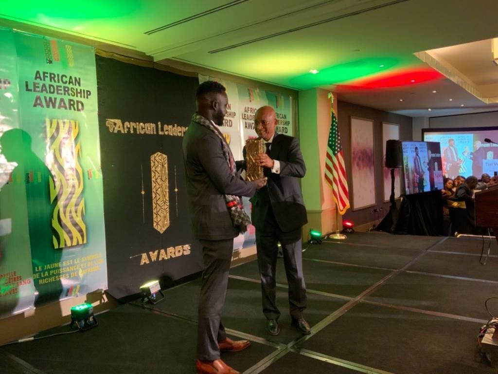 Cellou_UFDG's tweet photo. Je suis heureux d’avoir assisté, en tant qu’invité d’honneur, à la 4ème édition du African Leadership Awards (ALA) qui s’est tenue ce samedi 27 novembre à New York. (1/4) https://t.co/rGMIwF5862