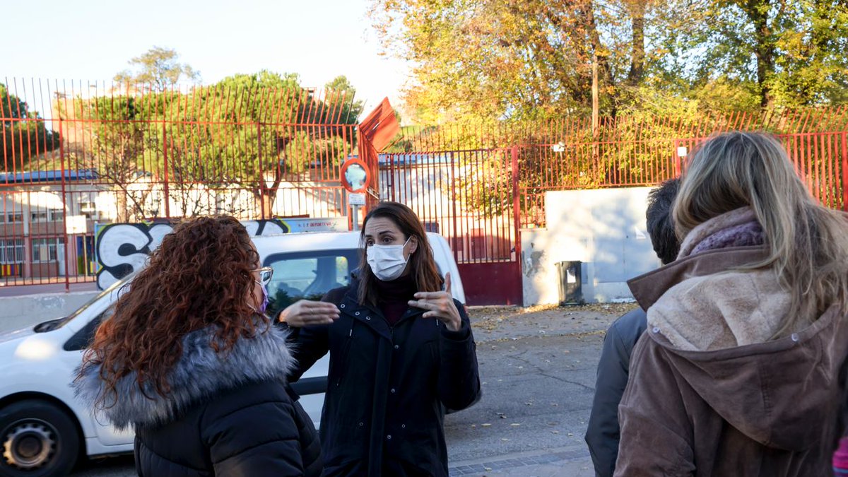 Rita_Maestre's tweet image. En el Colegio Ciudad Pegaso en San  Blas a las 8.45h: mucha inseguridad con niños y niñas esquivando coches para entrar. Una realidad de todo Madrid. Propusimos y se aprobó cortar el tráfico aquí, Almeida no lo cumple. Queremos poner fin a este caos en los 131 colegios de Madrid.