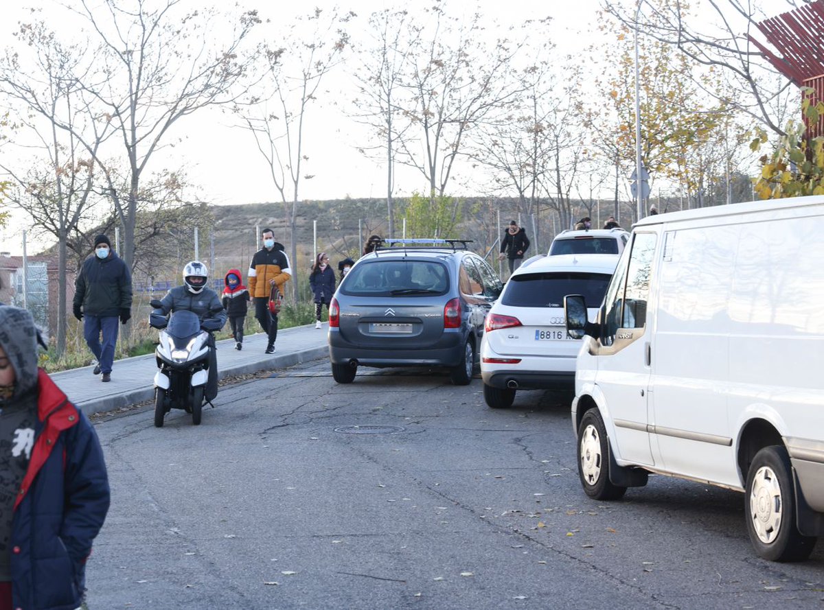 Rita_Maestre's tweet image. En el Colegio Ciudad Pegaso en San  Blas a las 8.45h: mucha inseguridad con niños y niñas esquivando coches para entrar. Una realidad de todo Madrid. Propusimos y se aprobó cortar el tráfico aquí, Almeida no lo cumple. Queremos poner fin a este caos en los 131 colegios de Madrid.