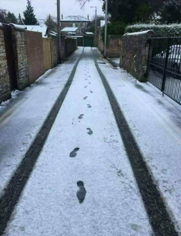 NoContextBrits's tweet image. Looks like Fred Flintstone made it to work this morning.