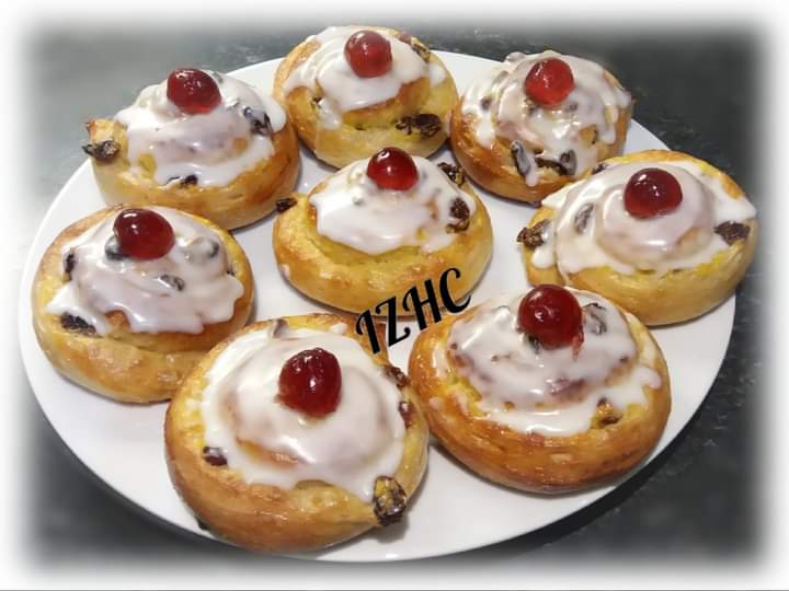 Irum_Zaidi_HC's tweet photo. ☕🍒🥞#BELGIAN_BUNS🥞🍒☕

#thegreatbritishbakeoff
#PaulHollywoodBelgiumbuns
#homecooking #homechef 
#baking #bakingfromscratch 
#teatimesnacks #teaparty 
#breadbaking #bread https://t.co/8aWaY9TiUs
