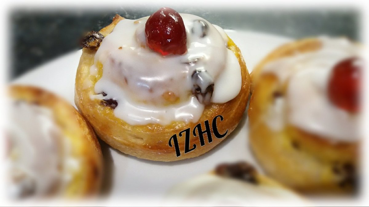Irum_Zaidi_HC's tweet photo. ☕🍒🥞#BELGIAN_BUNS🥞🍒☕

#thegreatbritishbakeoff
#PaulHollywoodBelgiumbuns
#homecooking #homechef 
#baking #bakingfromscratch 
#teatimesnacks #teaparty 
#breadbaking #bread https://t.co/8aWaY9TiUs