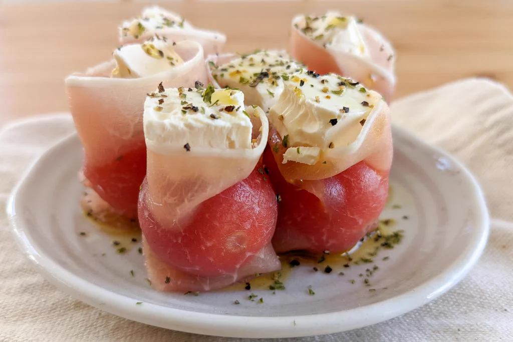 食べやすそうなサイズ感で見た目も可愛い！ミニトマトを使った「カプレーゼ」のレシピ！