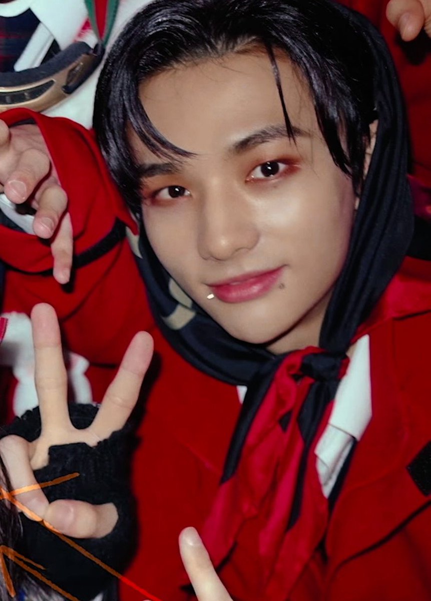 E esses piercings aí Hyunjin 👀 CHRISTMAS EVEL WITH SKZ