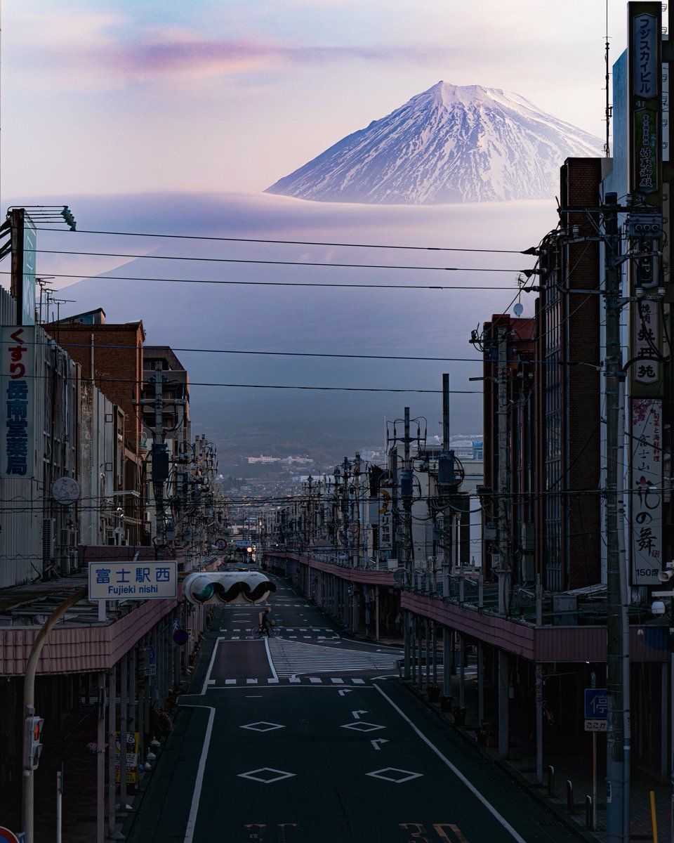 朝日に照らされ浮かび上がる富士山の存在感。