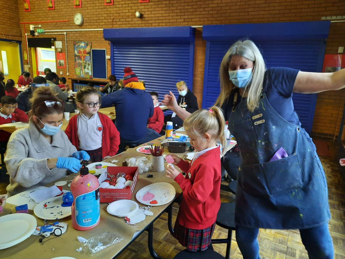 SacredHeart_RCP's tweet photo. Things are feeling very 'Christmassy' at Sacred Heart this morning. Children and their parents are enjoying making Christmas crafts together. We can't wait to decorate our tree! #Christmas2021 https://t.co/oKiAn5kbPd