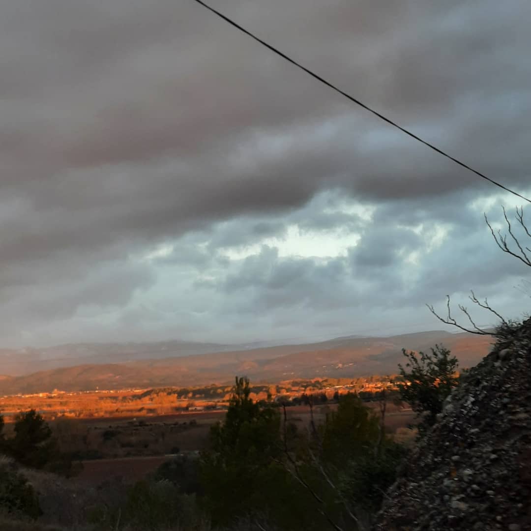 Wendy_Horswell's tweet image. 🤔 Sunrise, or Sunset?
📷 Sunday I captured the sun shining on Homps and Olonzac...
🌨 ...and early snow on Montagne Noire! 
#homps #olonzac #montagnenoire