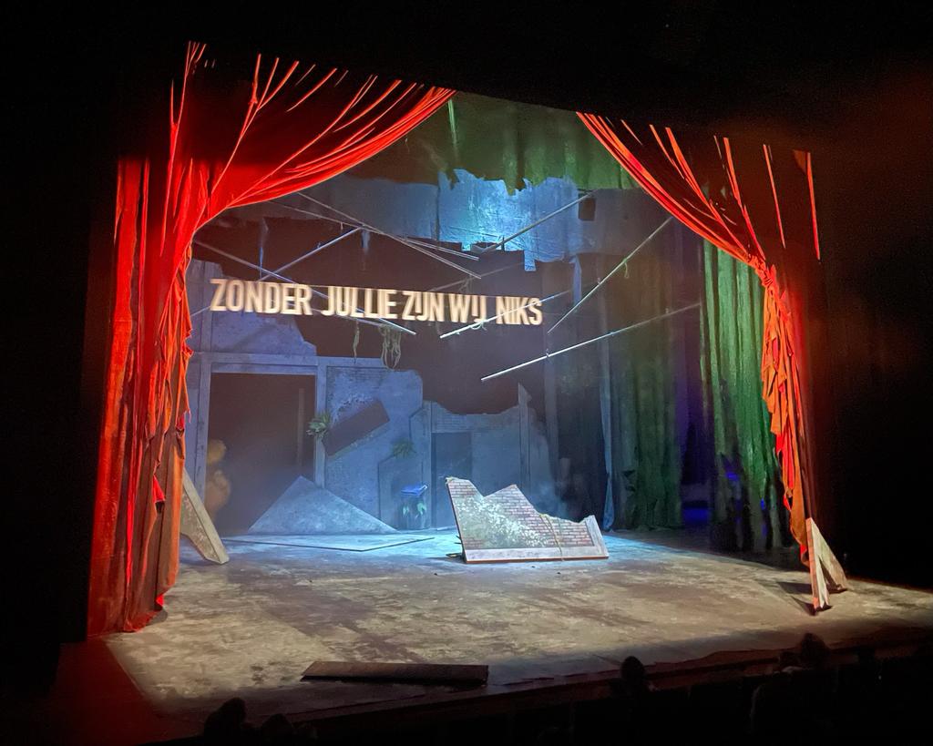 Gisteren zag ik 'Het eind van het begin van het einde’ van Jetse Batelaan. Een dystopie over een wereld zonder theater en verbeelding. Zo angstaanjagend, dat je zéker weet dat het niet waar kan zijn. En daarmee: zo hoopvol. #houdmoed #performingarts