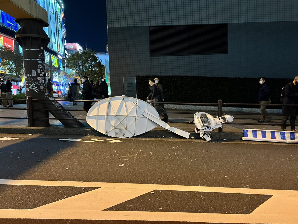 秋葉原の例のアンダーパスに衛星中継車らしきものが激突しアンテナが折れる事故が発生 修理にいくらかかるんだ Togetter