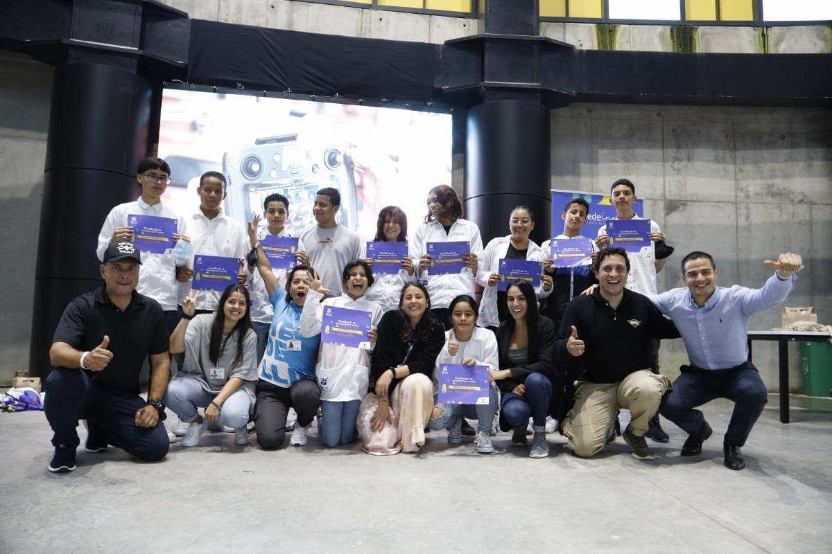 LiteBeeDrone's tweet image. 11 students received 16 hours of training in STEM Education Drone from Medellin Colombia.
.
.
Check more details from Medellin City Hall report：youtube.com/watch?v=6mnEHo…
.
#STEMeducation #DroneSolution #LitebeeDrone #DroneTech #LearntoCode