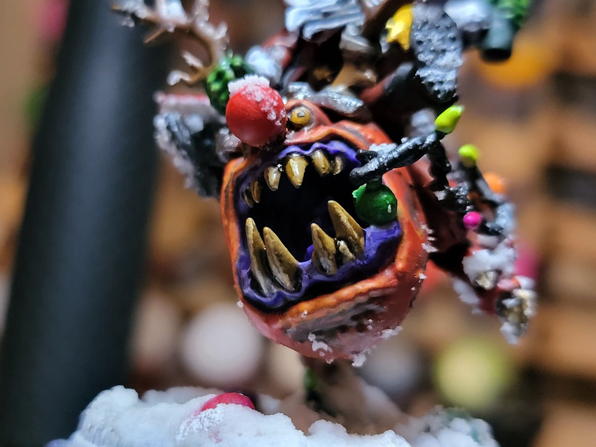IamFeltip's tweet photo. Da Red Gobbo completed! Took easily over 30 hours. #warhammer40k #ratemygobbo #miniatures #miniaturepainting https://t.co/dKnHA9NEOg