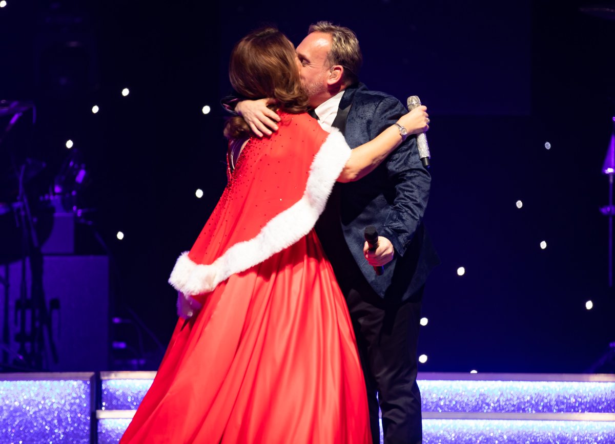 TheJaneMcDonald's tweet photo. I can't wait to sing a duet with the wonderful Jim Pitchforth at my Christmas show again this year. Less than 3 weeks to go now! https://t.co/mXqmMTl3rz #leeds #Christmas @JimPitchforth https://t.co/5a8tuphRQG