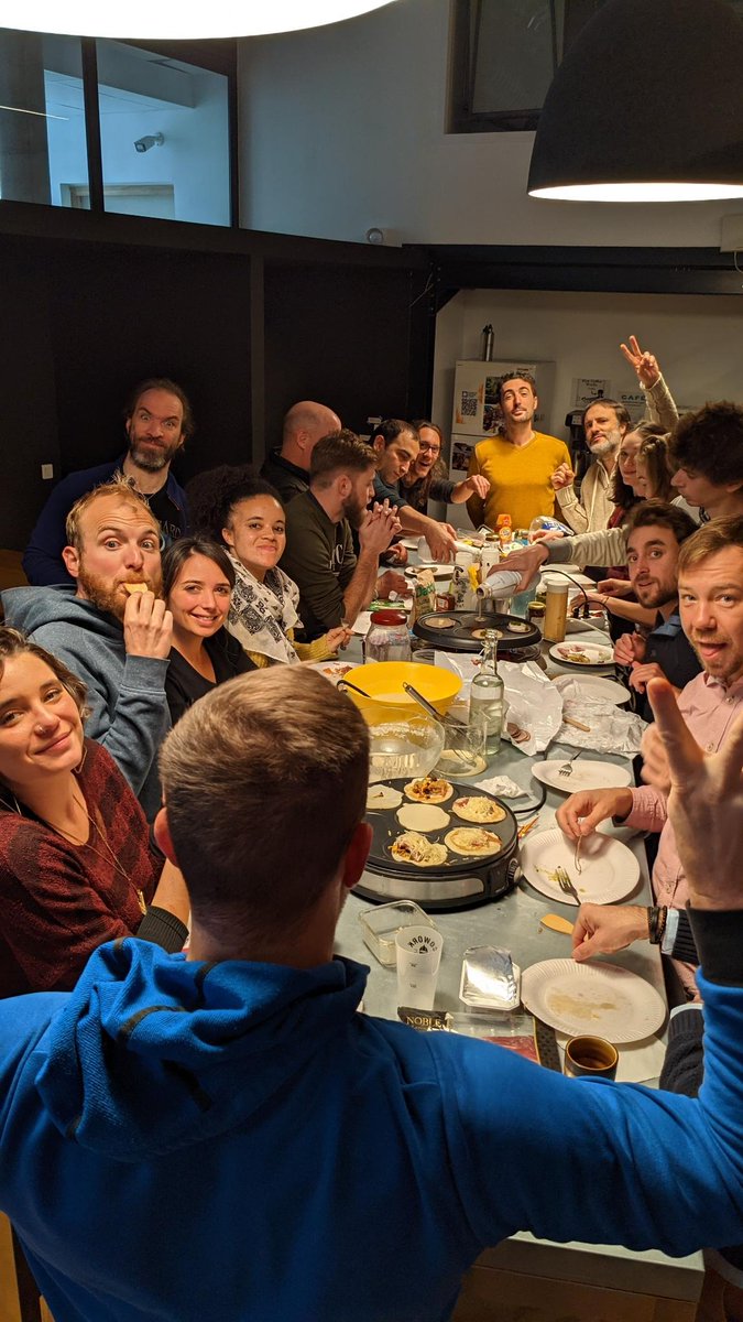 Coworkingre's tweet photo. #Cowork in December - https://t.co/LjEtKuANtN https://t.co/D1nONn5LBd