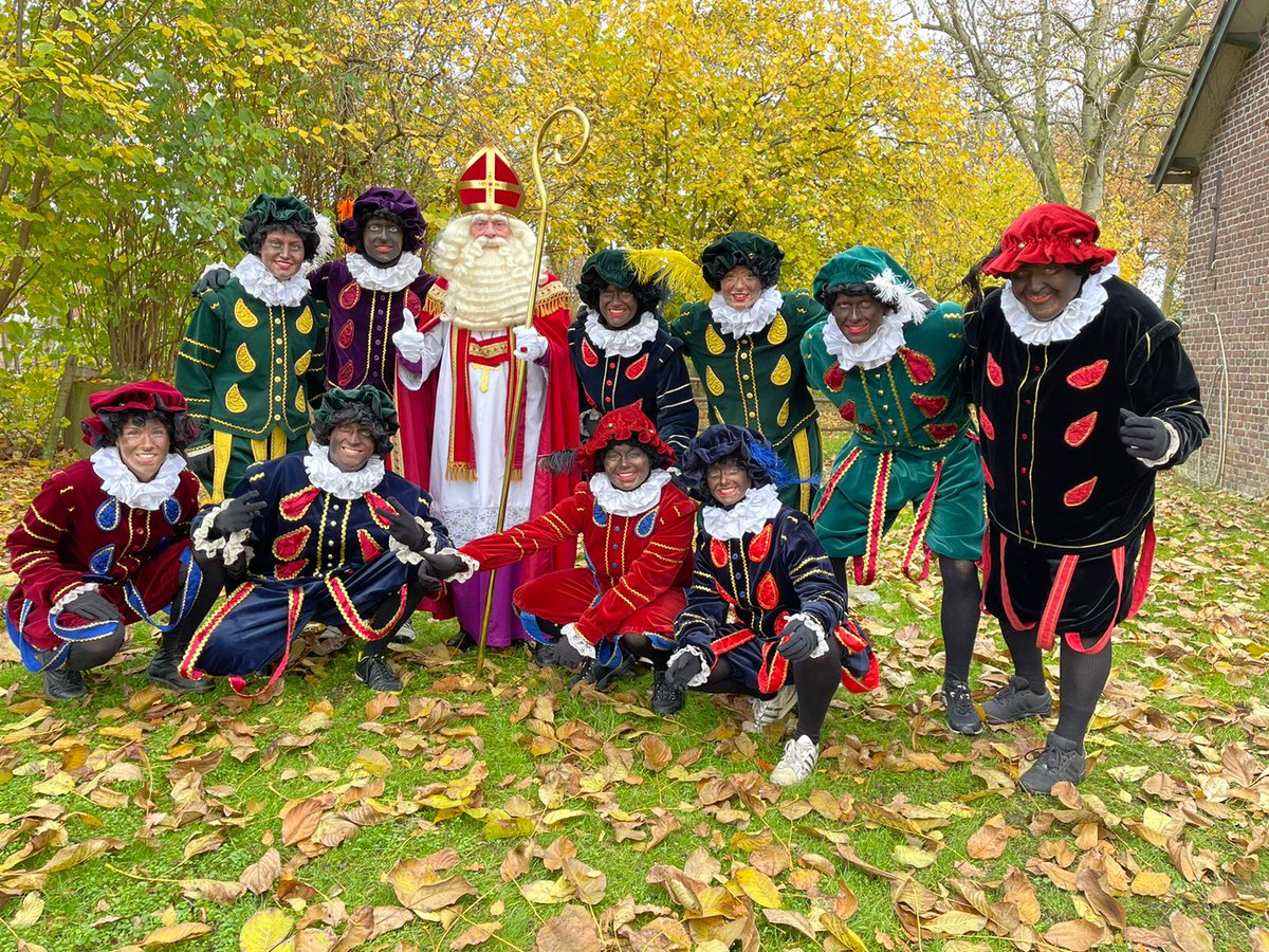 Cvrens's tweet photo. Zwarte pieten verassen Sinterklaas, topteam #Hegelsom https://t.co/QgKV2hCsDP