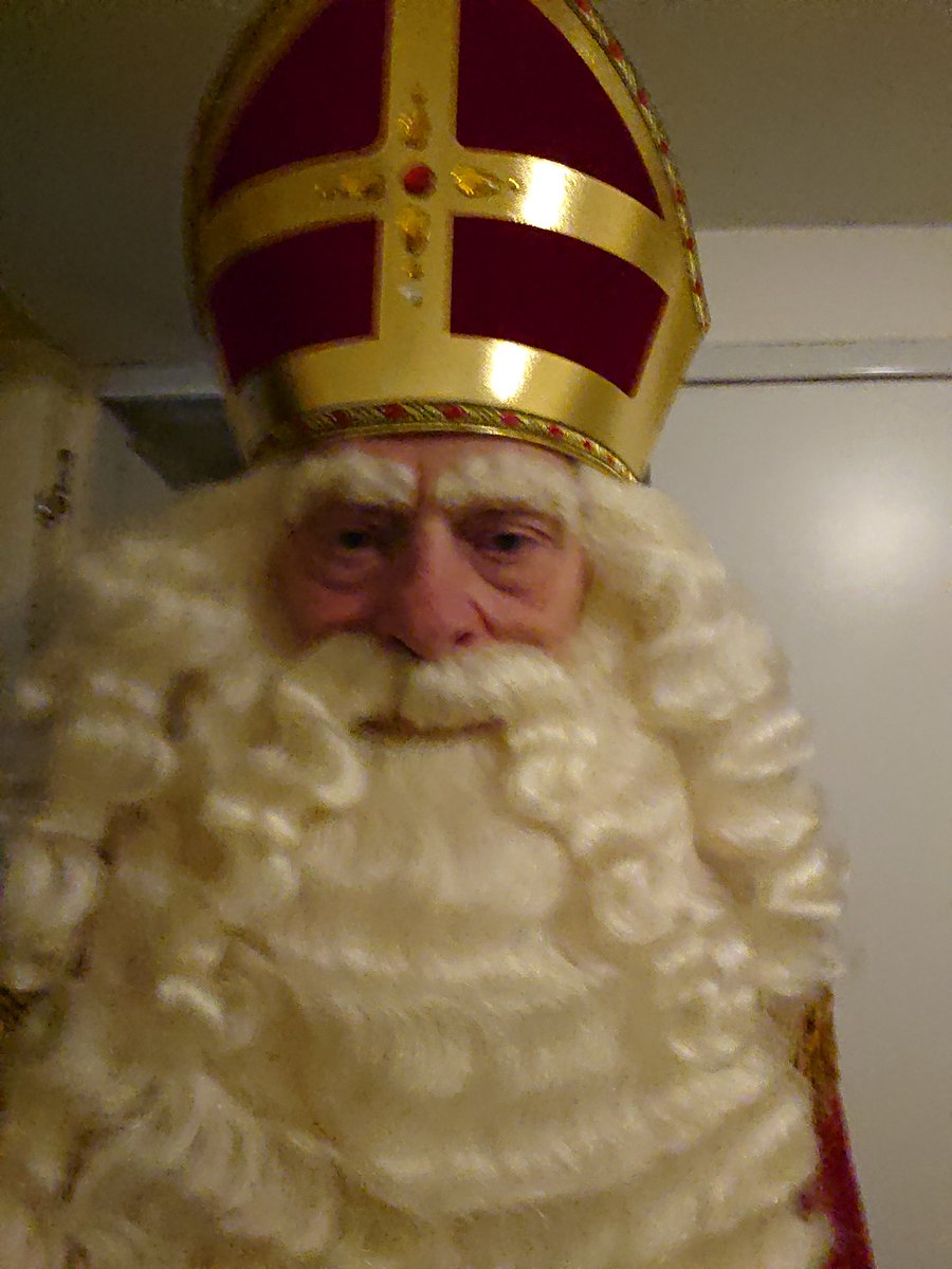 Cvrens's tweet photo. Zwarte pieten verassen Sinterklaas, topteam #Hegelsom https://t.co/QgKV2hCsDP