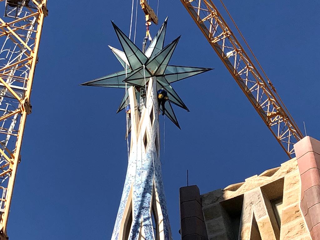 sagradafamilia's tweet photo. L’estel ja corona la torre de la Mare de Déu 
Avui la Sagrada Família ha col·locat l’estel de la Mare de Déu. Un fet històric en tractar-se de la darrera peça que es col·loca a la torre i que canvia el perfil de la ciutat de Barcelona. https://t.co/6zKMOt1EFu
