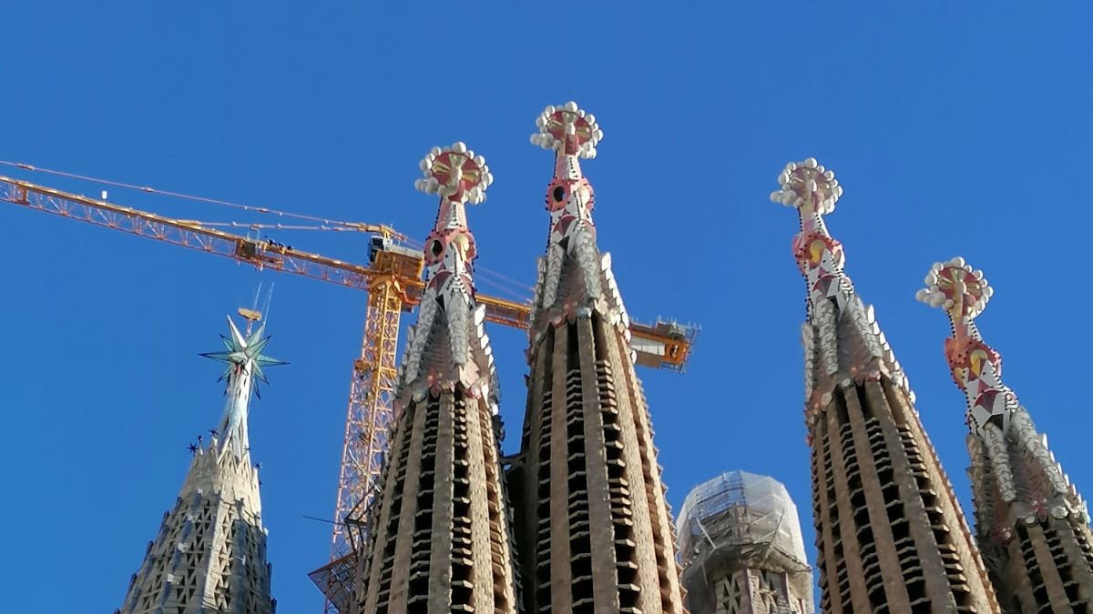 L’estel ja corona la torre de la Mare de Déu 
Avui la Sagrada Família ha col·locat l’estel de la Mare de Déu. Un fet històric en tractar-se de la darrera peça que es col·loca a la torre i que canvia el perfil de la ciutat de Barcelona.