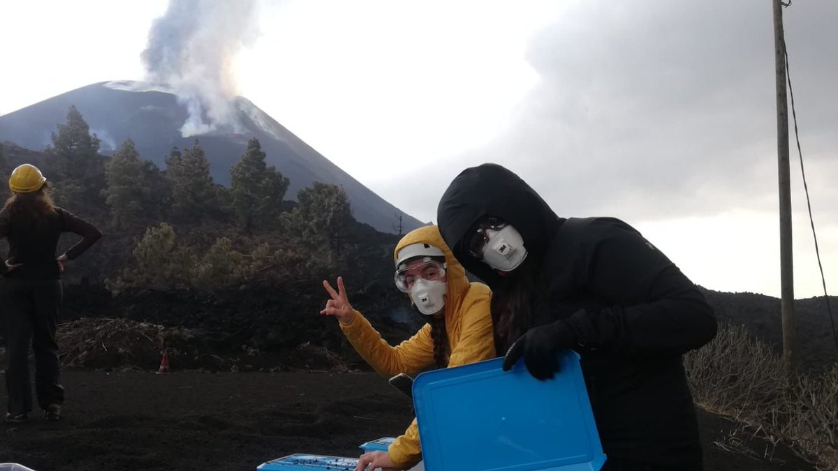 Check Out the NEW episode!
News of #worldwide eruptive activity

#Fagradalsfjall #Iceland #Etna #Vulcano #LaPalma #Sabancaya

And a double #interview with Maria-Paz Reyes Hardy and Luigia Sara di Maio about their research and recent activity in #LaPalma!

open.spotify.com/episode/5l36Zp…