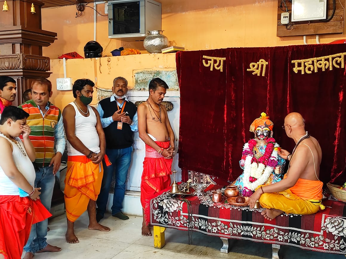 12Jyotirling's tweet photo. *🥳😍नगर भ्रमण को तैयार राजा साहब😍🥳*
कार्तिक अगहन मास शाही सवारी बाबा महाकाल महाराज नगर भ्रमण दर्शन 29/11/2021 https://t.co/asEsxSxiFW