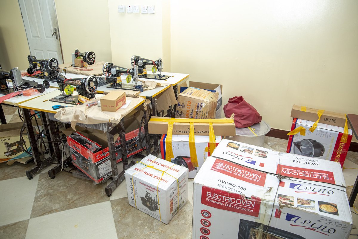 michuziblog's tweet photo. TAASISI ya @rmanumbatrust kwa kushirikiana na #GiveAFutureFoundation kupitia program ya 'Jiajiri' wamekabidhi vifaa vya ufundi kwa wanafunzi kumi na moja waliopata mafunzo kutoka VETA ikiwa ni sehemu ya kuwasaidia kujikwamua kiuchumi #RoseManumbaTrust #MichuziTV https://t.co/Xo44xKMVfI