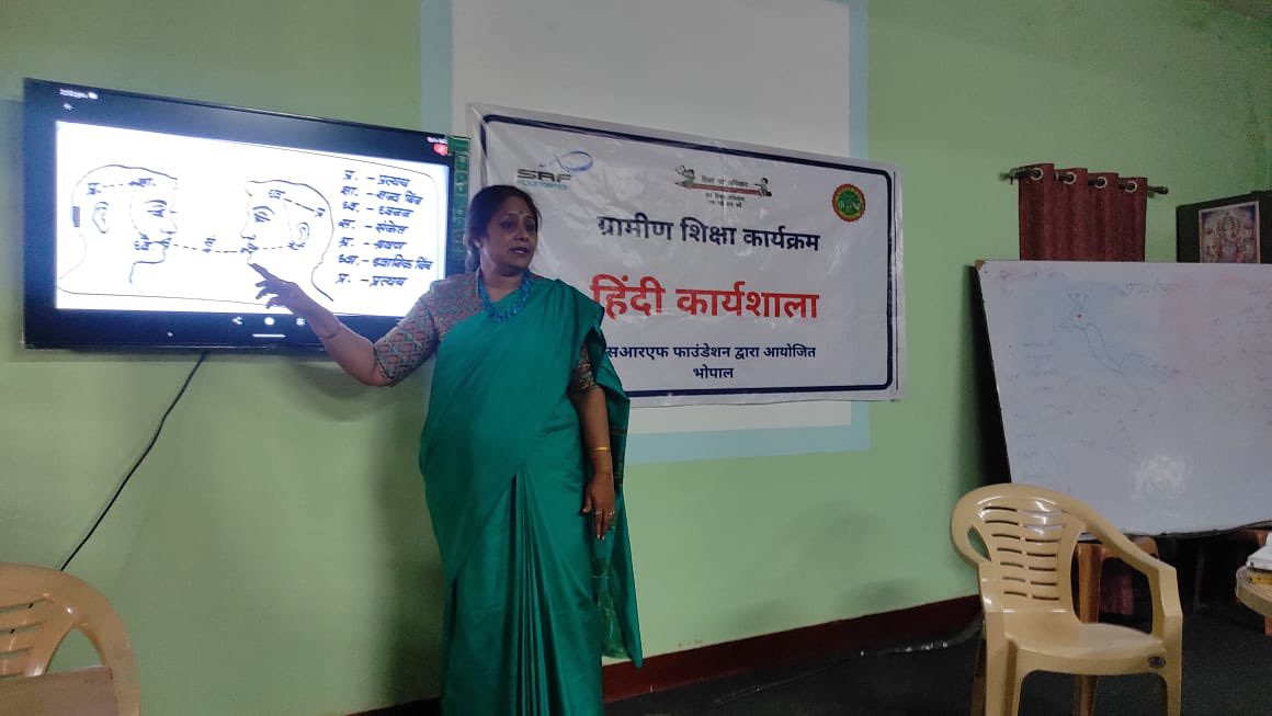 SRFFoundation's tweet photo. A teacher training workshop on Hindi was held under our Rural Education Program in #Bhopal. Author and poet Dr Lata Agarwal who has been involved in over 50 published books, hosted the workshop and had a great time training our teachers.
#csrindia #teachingindia #learninghindi https://t.co/tt6qcuefDT