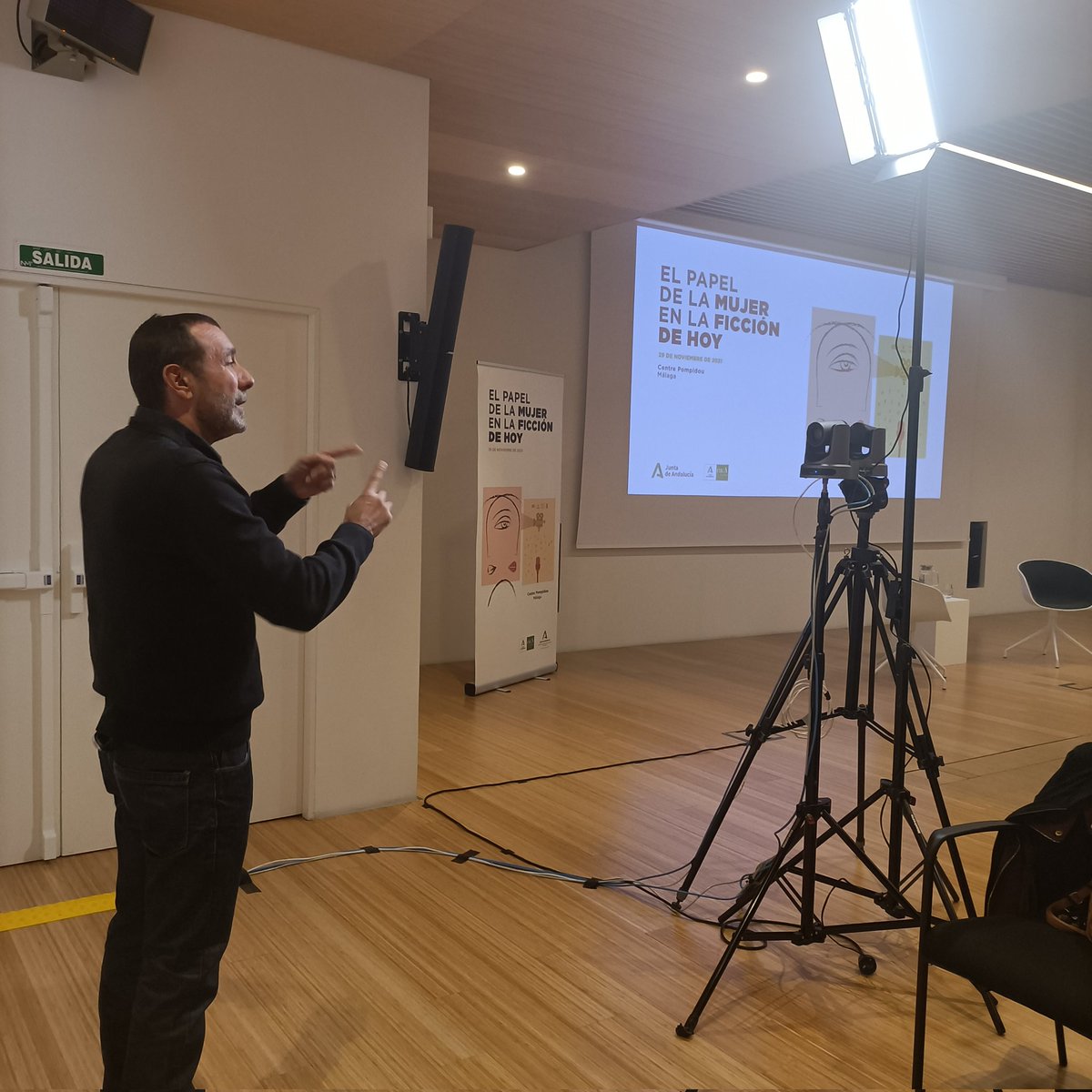 InterpreteSigno's tweet photo. Comenzamos la mañana en el @cpompidoumalaga en las jornadas sobre el Papel de la Mujer en la Ficción de hoy.
Retransmitido por streaming en Lengua de Signos. https://t.co/LMB74sqfTa