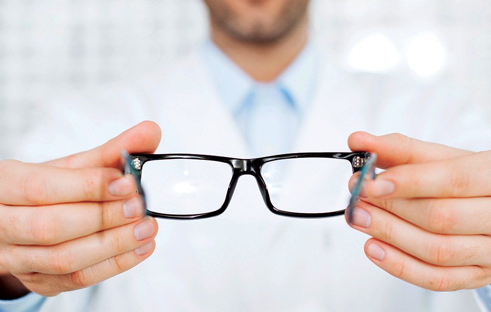 сломались очки. выправка оправы очков. изготовитель очковых оправ. пайка оправы очков. где изготовить очки.