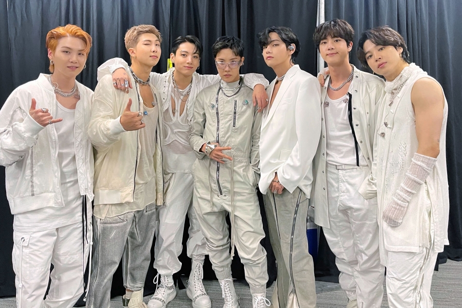 soompi's tweet photo. #BTS Becomes First Artist To Sell Out 4 Concerts At SoFi Stadium
https://t.co/L5xhNwEBUa https://t.co/6m0a7fsq7q