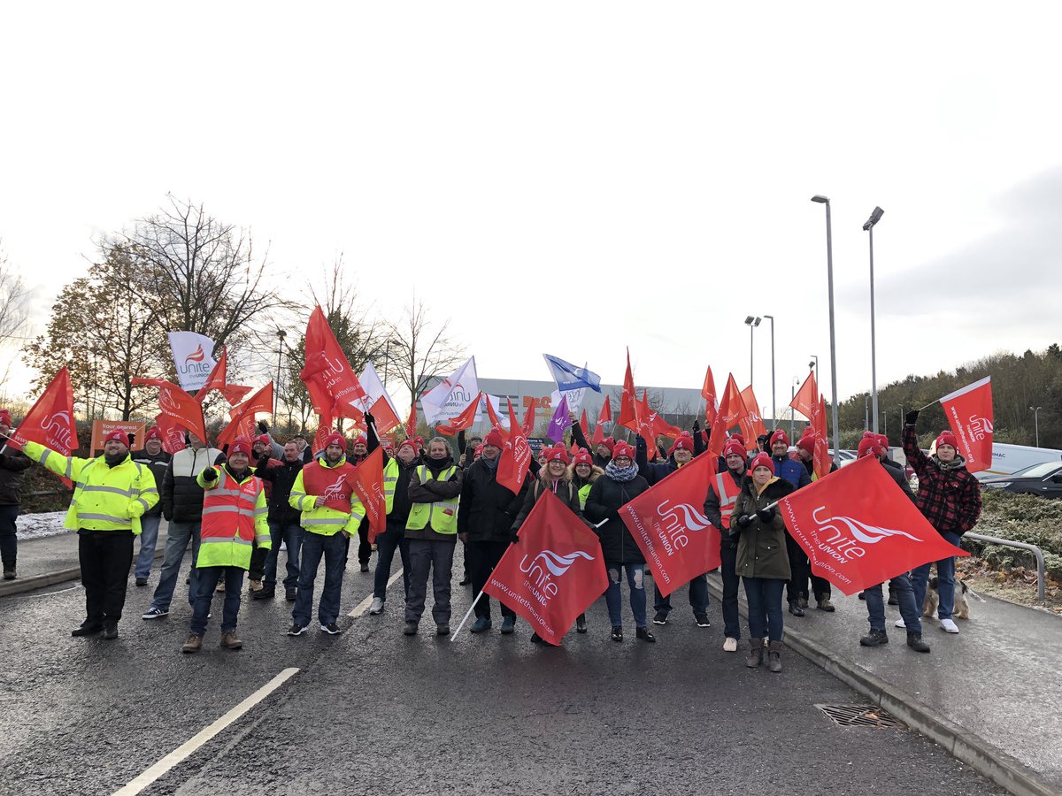 UniteEastMids's tweet photo. ❄️ A chilly start on the picket line at @wincantonplc in Worksop this morning but spirits are good 🚩🚩🚩
Workers at @BandQ warehouse are striking over pay and victimisation of @unitetheunion reps.
Read more ⬇️⬇️⬇️
https://t.co/S6F3pAcZVi
#YouCanDoIt https://t.co/L9Q6ALS4aB