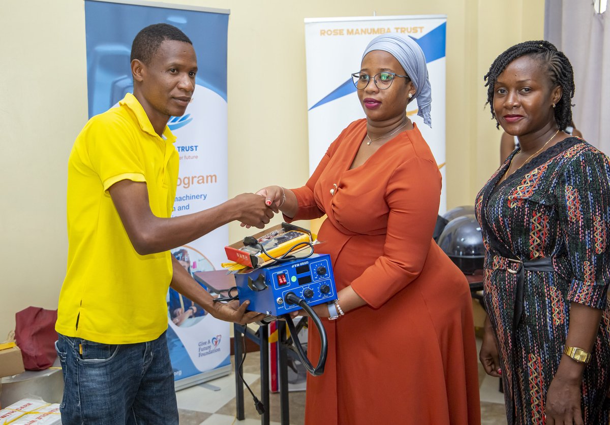 2ktwenty's tweet photo. TAASISI ya @rmanumbatrust
 kwa kushirikiana na #GiveAFutureFoundation kupitia program ya 'Jiajiri' wamekabidhi vifaa vya ufundi kwa wanafunzi kumi na moja waliopata mafunzo kutoka VETA  ikiwa ni sehemu ya kuwasaidia kujikwamua kiuchumi #RoseManumbaTrust cc @charangwaselemani https://t.co/oTfn5ZCpJQ