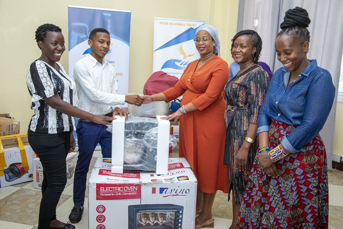 2ktwenty's tweet photo. TAASISI ya @rmanumbatrust
 kwa kushirikiana na #GiveAFutureFoundation kupitia program ya 'Jiajiri' wamekabidhi vifaa vya ufundi kwa wanafunzi kumi na moja waliopata mafunzo kutoka VETA  ikiwa ni sehemu ya kuwasaidia kujikwamua kiuchumi #RoseManumbaTrust cc @charangwaselemani https://t.co/oTfn5ZCpJQ