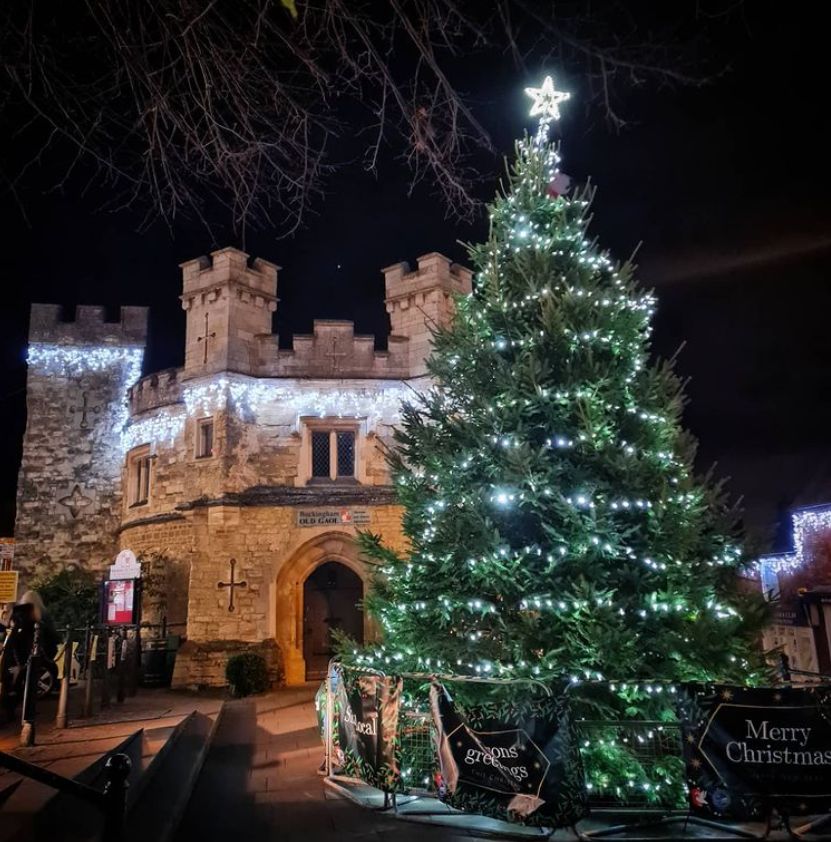 The lights are now on and looking beautiful - we're going to make a few adjustments to the timers today to ensure they are working perfectly. This wonderful photo comes from Buckingham Markets!