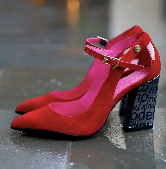 FESTIVE FOOTWEAR
Let your feet do the talking this Christmas with lovingly handcrafted, luxury shoes from <a href="/chaniibshoes/">Chanii B Shoes</a> buff.ly/2ZigbBq #milsomplace #visitbath #livebath #bathshopping #chaniib #chaniibshoes #christmasshopping #christmasgifts #christmasgiftideas